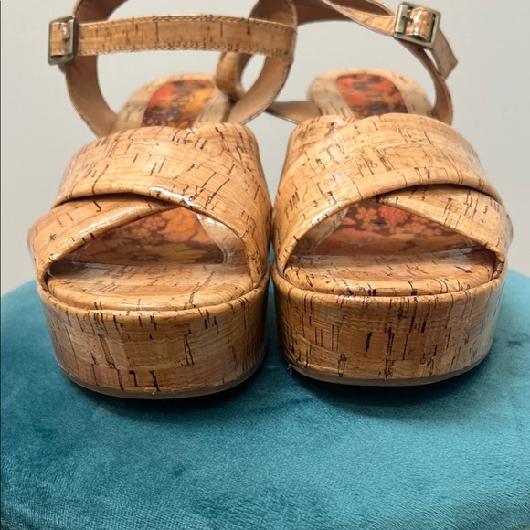 Korks Women's Tan Platform Sandals. Size 8 - Picture 5 of 16